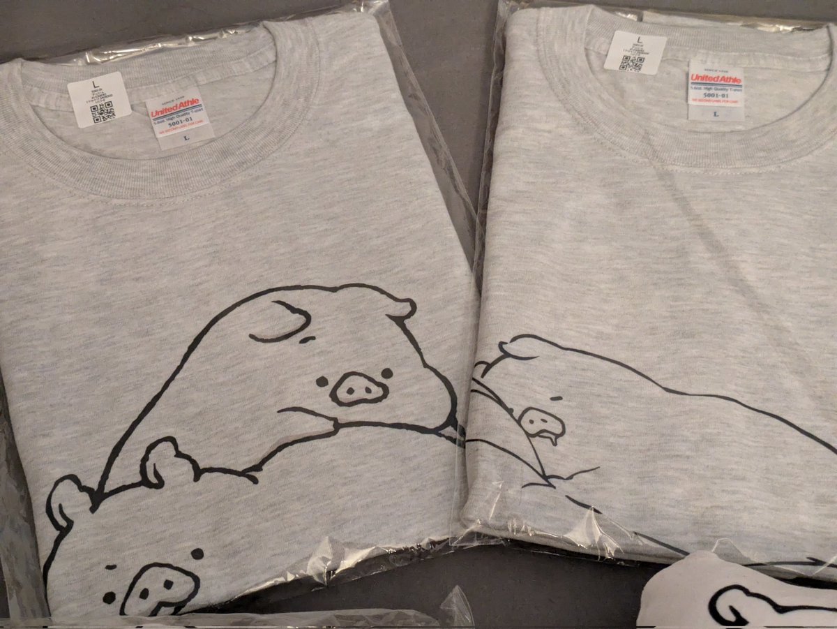 前髪ぱっつんさん(@maegami_27)のTシャツが到着しました🫡 ブタさんの