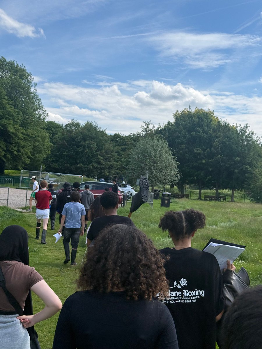 pimlicoacademy's tweet photo. Year 10 had a splash! For their GCSE fieldwork at the River Chess! #PimlicoAcademy #GeographyTrip #Fieldwork #Year10 https://t.co/VlkopNiQHN