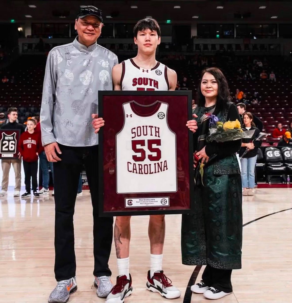 Chimee_D's tweet photo. 🙏 🇲🇳 Ш.Энхийн-Одын NBA мөрөөдөл улам ойртсоор…

2026 оны NBA Draft-аас өмнө Mike одоогоор NBA-ийн 4 багтай албан ёсны бэлтгэл хийжээ.

🏀 Los Angeles Lakers
🏀 Orlando Magic
🏀 Milwaukee Bucks
🏀 Dallas Mavericks

NBA-ийн скаутууд болон багуудын анхаарлыг татаж буй Энхийн-Одын хувьд энэ нь том боломж болсон юм.

Одоо бүх анхаарал 6-р сарын 23-24-нд Нью-Йорк хотын Barclays Center-т болох 2026 NBA Draft дээр төвлөрч байна.

Монгол тоглогчийн нэр NBA Draft-ийн тайзан дээр дуудагдах түүхэн мөч ойртож байна уу. 🇲🇳🔥