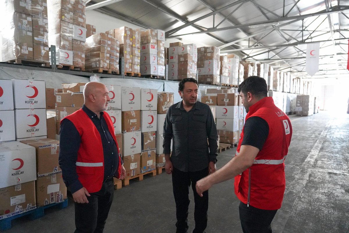 KizilayKurumsal's tweet photo. Afet ve Toplum Hizmetleri Genel Müdürümüz Nurdal Durmuş, Elazığ Afet Müdahale Merkezi Müdürlüğümüz, Elazığ İl Merkezimiz ve Elazığ Bölge Lojistik Merkezimizde incelemelerde bulundu.

Ziyaretlerde, yürütülen çalışmalar, operasyonel kapasite ve afetlere hazırlık süreçlerine ilişkin değerlendirmeler yapılarak istişarelerde bulunuldu.