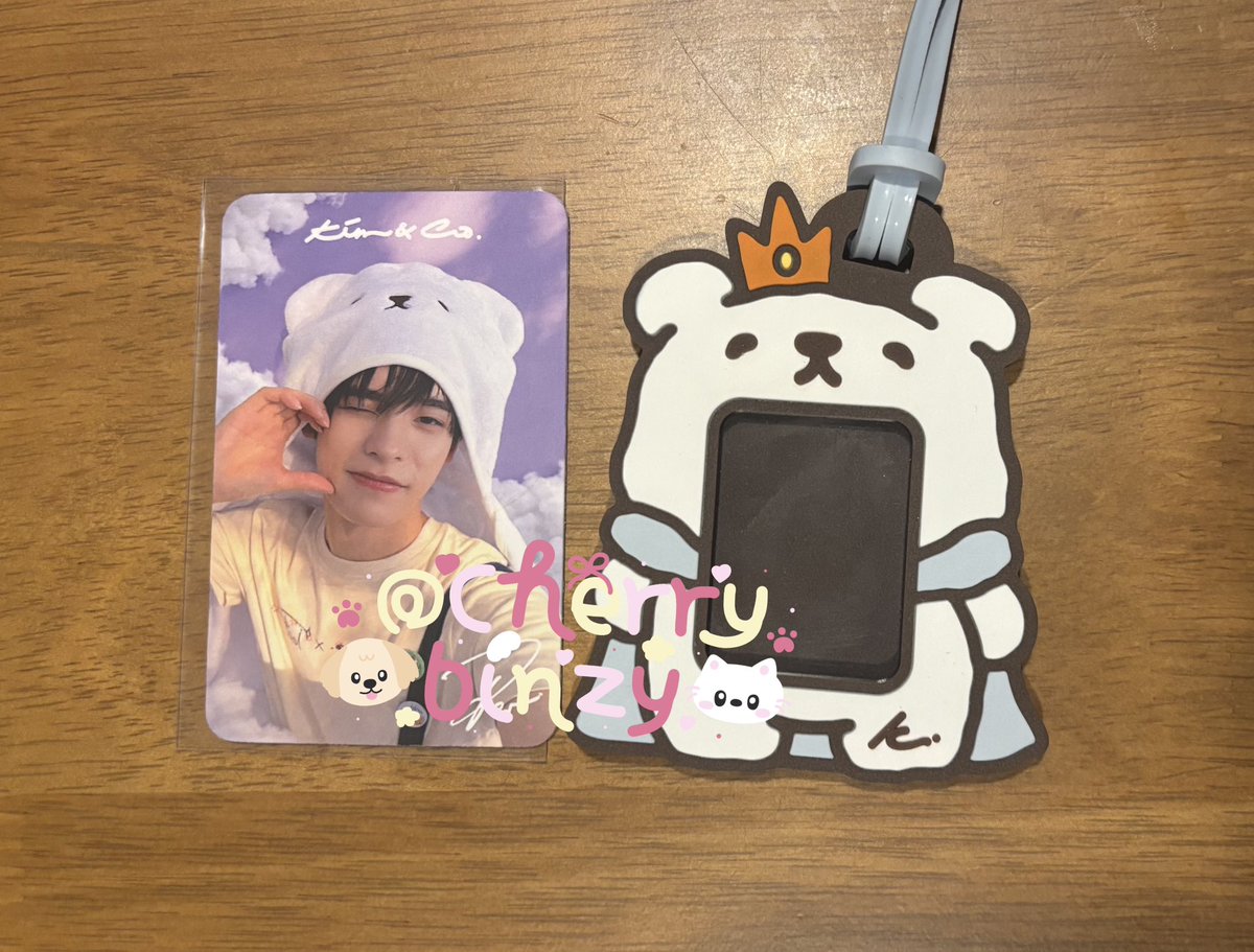 cherrybinzy's tweet photo. การ์ด + id holder 450 รวมส่ง

* id holder แกะออกมาจากซองแล้ว
ขอคนไม่ซีนะคับ 🥺🤍

♡ สนใจ dm ☁️

#KimandcoXTEETEEPOR
#ตลาดนัดตี๋ตี๋ป๋อ #ตลาดนัดdmd https://t.co/ajn5UI6rM7