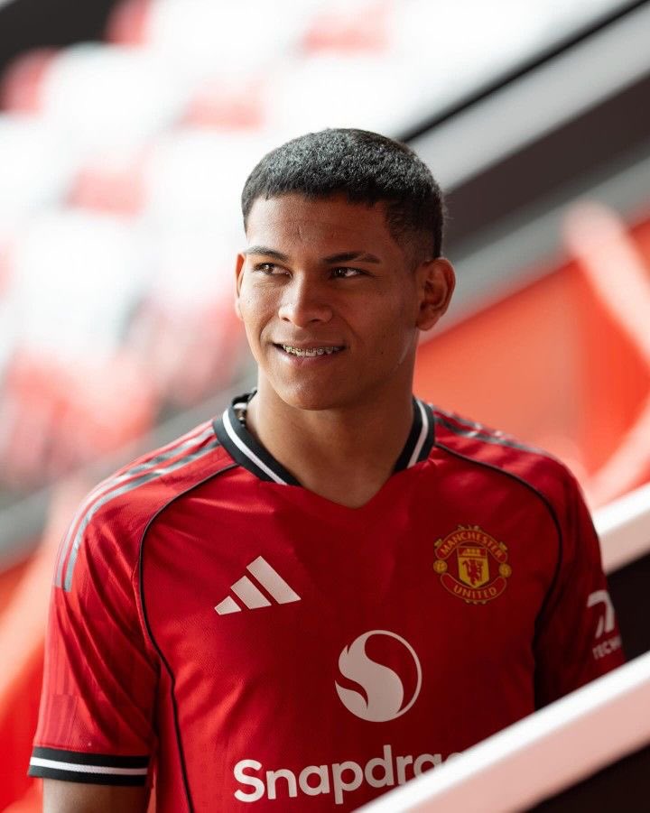 Mufcjnr1's tweet photo. 🔴 Gary Neville urges Manchester United to promote young left backs Harry Amass or Diego Leon

Gary Neville believes Manchester United should give chances to their young talents at left back.

🗣️“You see these boys they’re young and full of talent. You can give them a chance. You bought Diego Leon and you don’t want to use him? That’s not good. Use these kids and see how they perform.”

🗣️ Personally, I’d love to see them integrated. Diego Leon brings incredible strength, while Amass has superb passing accuracy.

Which of these kids do you want Michael Carrick to bring into the Manchester United first team Diego Leon or Harry Amass?