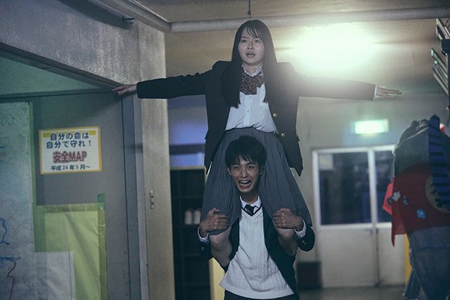 gosuke55555's tweet photo. NEW GROUP

怪奇集団行動。
同調圧力、協調性、長い物には巻かれろ…厄介な風潮を利用？した攻防が描かれる個性的な仕上がりだが作品世界の温度感が測りかねて醒める。
場面毎のインパクトはあれど人間ピラミッドのように積み上がるものに欠け、空振り。
あの流れならラストは個で攻めて欲しかった。 https://t.co/KV6R5Q7LNC