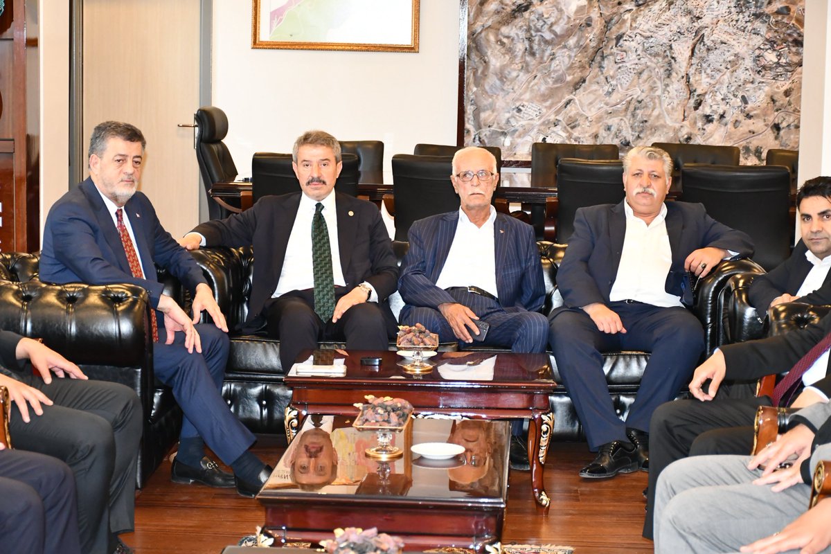 TatarArslan's tweet photo. 📍Şırnak Belediyesi 

Hac ibadetini yerine getirerek kutsal topraklardan dönen Belediye Başkanımız Sayın Mehmet Yarka’yı ziyaret ederek hayırlı olsun dileklerimizi ilettik. 

Yüce Rabbim yapılan ibadetleri dergâh-ı izzetinde kabul buyursun, hac sevincini ve manevi bereketini ömür boyu daim eylesin. 
Kutsal topraklarda edilen duaların ülkemiz, milletimiz ve tüm İslam âlemi için hayırlara vesile olmasını niyaz ediyorum.

@SirnakBel 
@Mehmet_Yarka