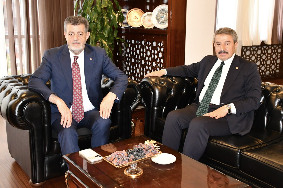 TatarArslan's tweet photo. 📍Şırnak Belediyesi 

Hac ibadetini yerine getirerek kutsal topraklardan dönen Belediye Başkanımız Sayın Mehmet Yarka’yı ziyaret ederek hayırlı olsun dileklerimizi ilettik. 

Yüce Rabbim yapılan ibadetleri dergâh-ı izzetinde kabul buyursun, hac sevincini ve manevi bereketini ömür boyu daim eylesin. 
Kutsal topraklarda edilen duaların ülkemiz, milletimiz ve tüm İslam âlemi için hayırlara vesile olmasını niyaz ediyorum.

@SirnakBel 
@Mehmet_Yarka