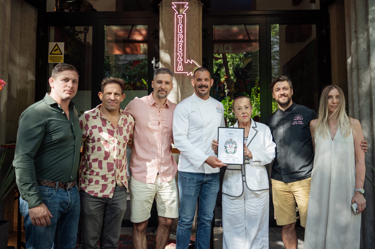EmbaMexHungria's tweet photo. 🇲🇽La Embajadora Rosario Molinero entregó el distintivo gastronómico Sello M al restaurante Tereza. El reconocimiento distingue establecimientos que preservan y promueven la autenticidad de la cocina mexicana en el exterior. ¡Felicidades! #DiplomaciaPúblicaMX #DiplomaciaCulturalMX https://t.co/1cDA24cKyt
