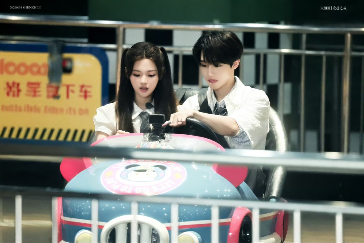 llong_chaa's tweet photo. 놀이공원 데이트의 정석이야..

#금천시태양우 #今天是太阳雨 https://t.co/wqzz6JkUFH
