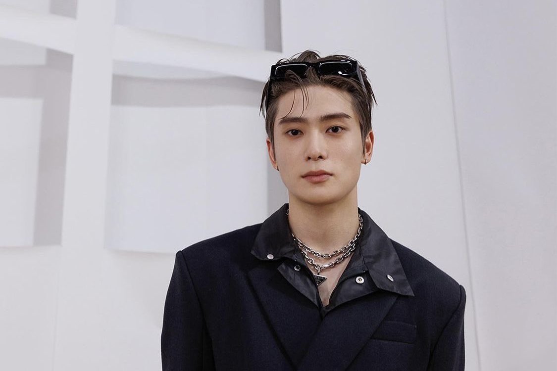 yunbruary's tweet photo. ลุคงาน Prada SS23 ระดับตำนานมาก #JAEHYUN เดบิวต์มิลานแฟชั่นวีคด้วยแว่นคาดผม น้อยแต่มากและเป็นภาพจำมาจนถึงตอนนี้ แว่นที่ใส่ในลุคชิลๆ สบายๆ หรือใส่ออกงานก็ได้ จับแมชได้เพอร์เฟค เป็นปีที่อมตะทุกอย่าง
 
#PradaxJaehyun https://t.co/RU6UMjDp8I