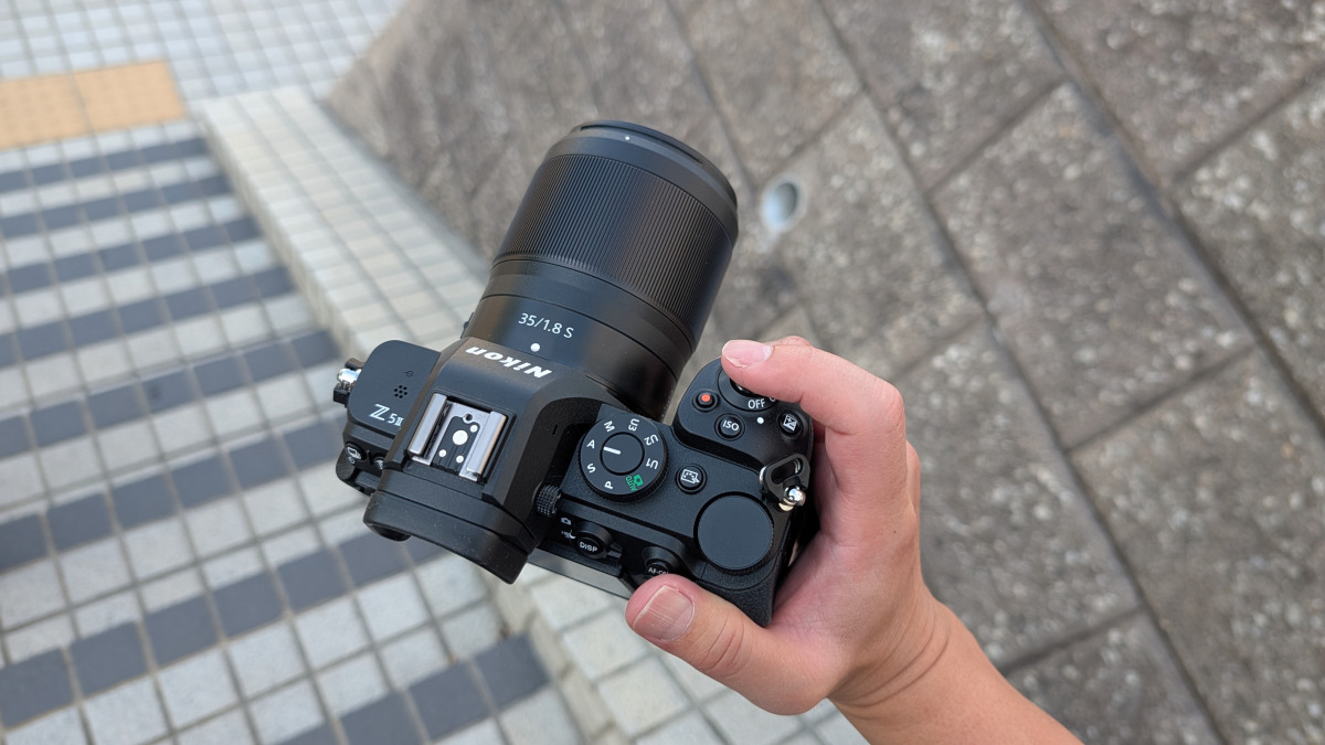 kajagadget's tweet photo. 「刈谷ハイウェイオアシス」を舞台に、
Nikon Z50IIを携えて行った
スナップ撮影のメリットを解説しました。
https://t.co/qjMRczdpxK

観覧車やイルミネーションが作り出す豊かな光を
機動性に優れたシステムでテンポよく切り取る。
ノイズのない暗所性能でしっかりと
夜景を撮影できる安心感。
35mmの画角がもたらす周囲の空気感の写し込みなど、
実際の撮影で得られた実感を詳しくまとめました。
#NikonZ #Z5II  #刈谷ハイウェイオアシス