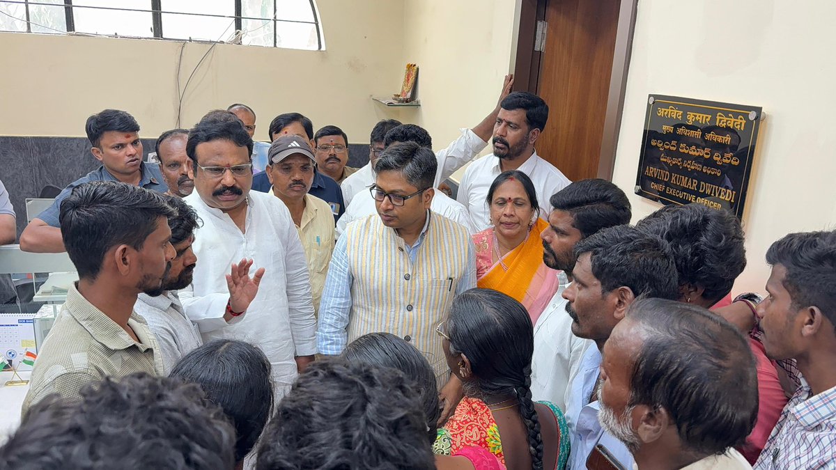 mlasriganesh's tweet photo. కంటోన్మెంట్ బోర్డు జనరల్ బాడీ మీటింగ్ లో పాల్గొని, ఎలివేటెడ్ కారిడార్ల నిర్మాణం ద్వారా బోర్డుకు సమకూరిన 303 కోట్లతో భవిష్యత్తు తరాలకు ఇబ్బందులు లేకుండా నాలాలు, డ్రైనేజీల అభివృద్ధి, నిరుపయోగంగా ఉన్న టాయిలెట్లను తొలగించి మహిళా భవన్ లు, క్రీడా ప్రాంగణాల నిర్మాణం చేపట్టాలని అధికారులకు చెప్పాను 
అలాగే మడ్ ఫోర్డ్ ప్రాంతంలో ఉన్న గుడిసెలను అధికారులు తొలగిస్తారని భయబ్రాంతులకు గురైన వారికి నేను అండగా ఉంటానని భరోసా ఇవ్వడం జరిగింది. 

#mlasriganesh #PrajaPalana #SriGanesh #Cantonment #Boardmeeting
