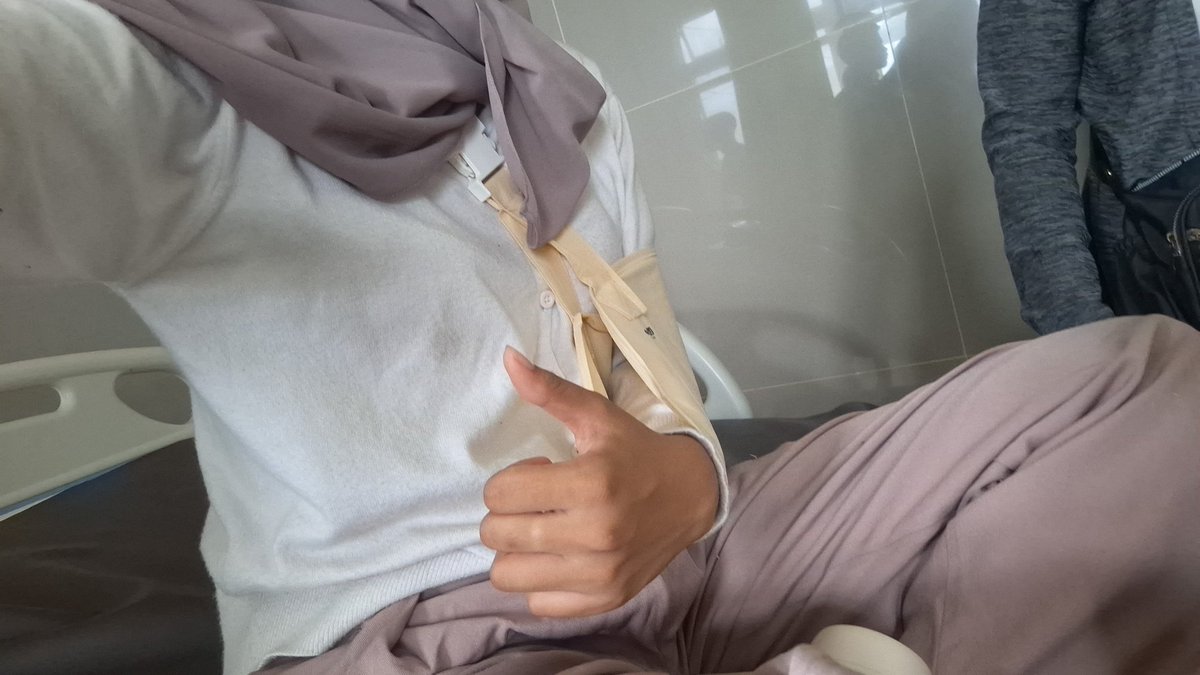 aelysiann's tweet photo. realitany internet belum terjangkau sampai pelosok negeri.

realitany tdk ada fMRI di rumah sakit SATU SATUNYA dan TERBESAR di pulau tsb, obat obatan juga blm selengkap di ambon apalagi jawa.

realitanya bahan ajar terbaru tersedia 3 BULAN setelah tahun ajaran baru berlangsung https://t.co/3qEid4x2i1