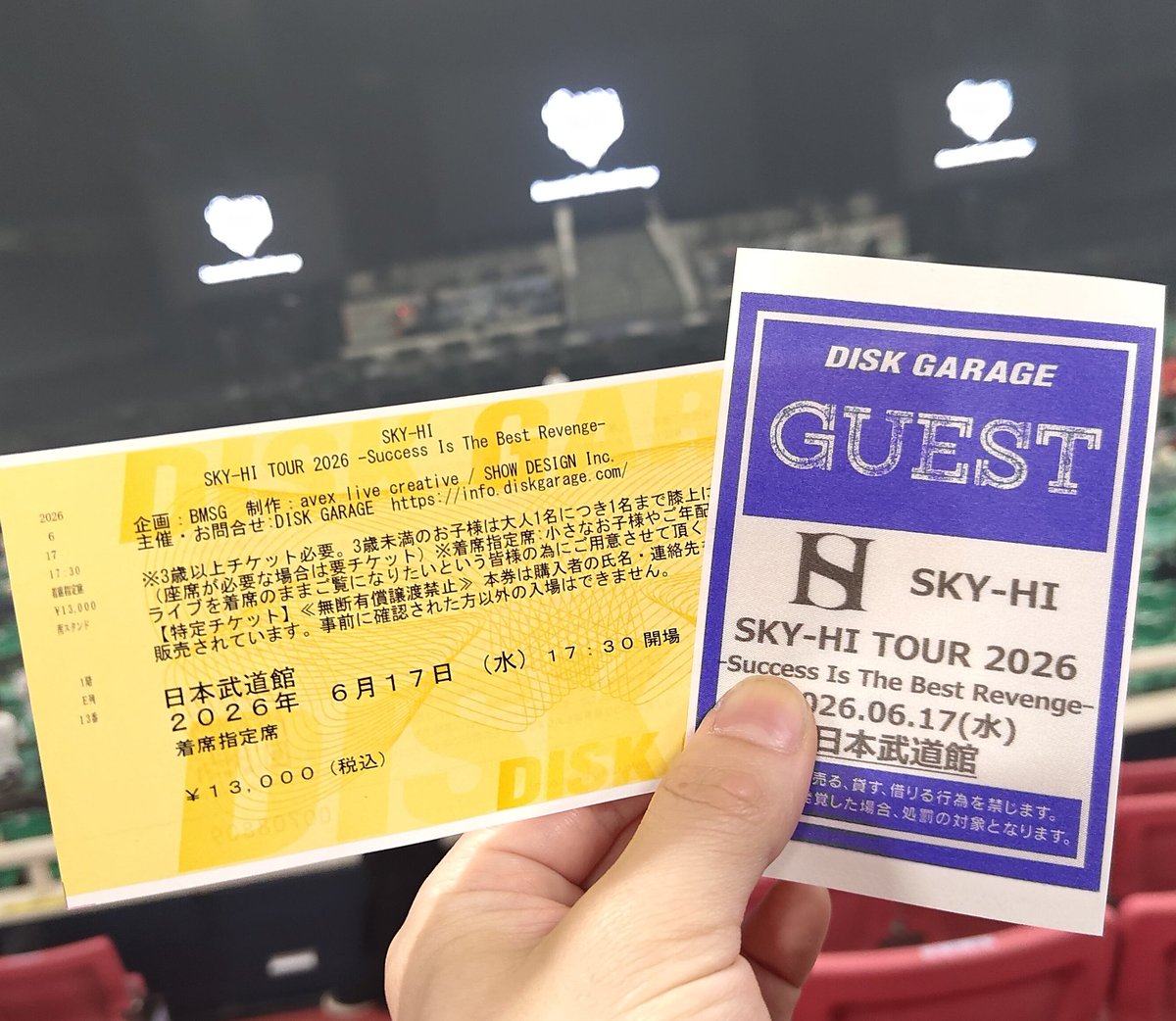 onigoroshi911's tweet photo. SKY-HI TOUR 2026 日本武道館
もーーー完璧最高すぎた
1曲目のフリージアから熱量とか思い出とか色んな要素が重なって普通に涙出た。そこからも前半の懐かしい曲定番曲たちで涙腺ゆるゆる
センテンスも無しでほぼノンストップで2時間以上歌い踊り続ける常人離れしたバイタリティ圧巻すぎた
語りたいことは山ほどあるけど、映像制作で関わらせてもらった9年前の武道館よりもっと凄いLIVEに終始感動してました

終演後、日高さんとも久しぶりにお話できた
最近の自分の仕事事情伝えたら『また何か一緒にやろう』って言ってくれてほぼ昇天状態
本日は最高のLIVE本当にありがとうございました！日高さんのおかげで明日からもまた頑張れる、この気持ちを抱えて大阪帰還します
#SKYHITOUR2026 #SKYHI #日本武道館