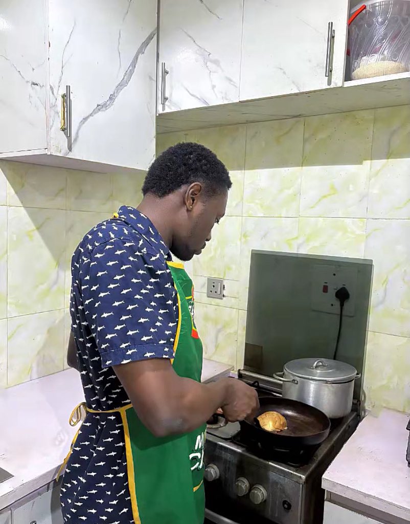TheDamiForeign's tweet photo. I think sey seun guide, see wetin e drink him garri remain😭😂 https://t.co/XorALNhKan