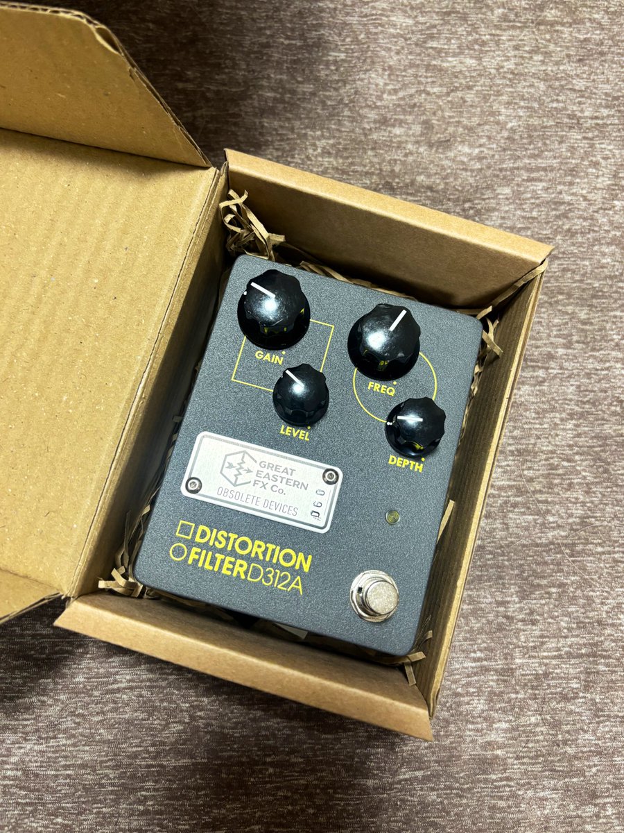 d_ysnr's tweet photo. で、ずっとお願いしてたペダルを受け取りました。
実はシェンカーからTak系から瀧川一郎までなんでも来いなやつです https://t.co/rmPVdAEhfE