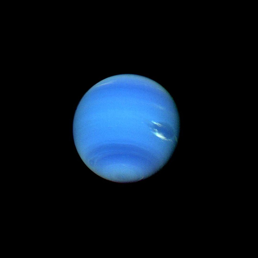 Neptune de près, en bleu.