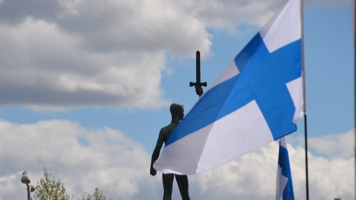 visegrad24's tweet photo. BREAKING:

Finland lifts ban on nuclear weapons 🇫🇮

Finnish Parliament officially approved a bill that lifts the country's ban on nuclear weapons. 

The new law allows the import, transport, supply, and possession of nuclear weapons within Finnish territory when explicitly required for national defense.

The Finnish government has emphasized that it has no plans to permanently host or station nuclear weapons on its territory. NATO has also stated it has no plans to deploy nuclear assets there.