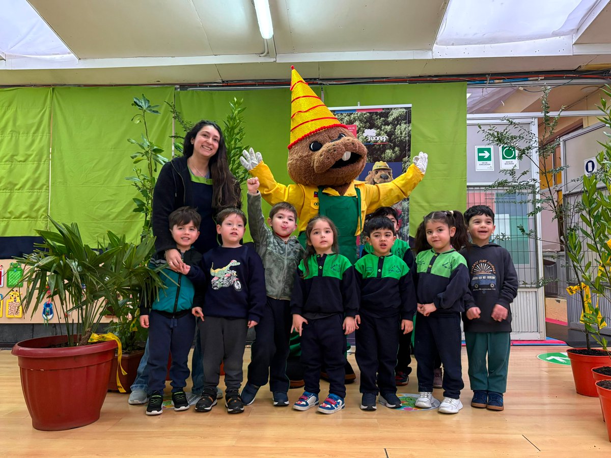 conaf_araucania's tweet photo. 🎉En el marco de la celebración de 50 años, Forestín visitó Escuela Especial de Lenguaje CRE-SER y Colegio Saint Patrick School #Temuco, compartiendo una entretenida jornada junto a niños(as)

💚Medio siglo promoviendo el cuidado de bosques y prevención de incendios forestales. https://t.co/76e21QTRsf