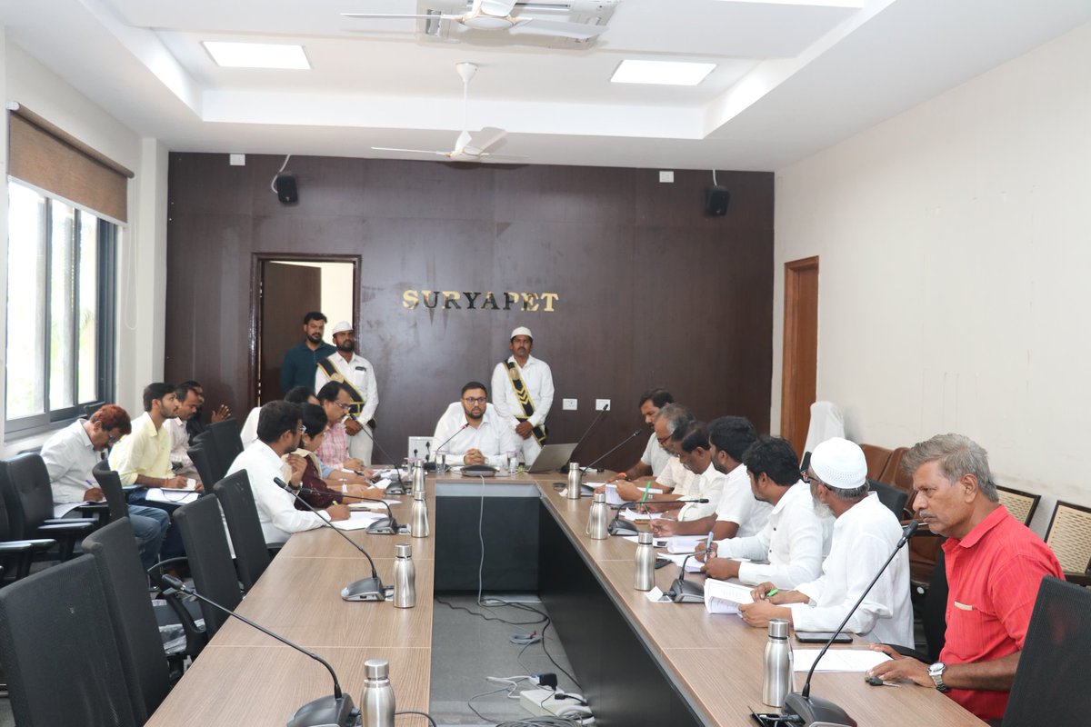 CollectorSRPT's tweet photo. ఓటర్ జాబితా సవరణకు రాజకీయ పార్టీలు సహకరించాలి: జిల్లా కలెక్టర్ తేజస్ నంద్ లాల్ పవార్ 🗳️✨

​జిల్లా కలెక్టరేట్ కార్యాలయంలో వివిధ రాజకీయ పార్టీల ప్రతినిధులతో కలెక్టర్ తేజస్ నంద్ లాల్ పవార్ ప్రత్యేక ఓటర్ల జాబితా సవరణ (Special Intensive Revision) పై సమీక్షా సమావేశం నిర్వహించారు. క్షేత్రస్థాయిలో బీఎల్ఓలతో సమన్వయం చేసుకుంటూ ఓటర్ల జాబితా ప్రక్షాళనను విజయవంతం చేయాలని కోరారు.

​ముఖ్యమైన తేదీలు & వివరాలు:

​జూన్ 18: బూత్ లెవెల్ అధికారులకు (BLOs) క్షేత్రస్థాయి సన్నాహక శిక్షణ.

​జూన్ 25 - జూలై 24: బీఎల్ఓల ద్వారా ఇంటింటికీ ఎన్యుమరేషన్ ఫారాల పంపిణీ, వివరాల సేకరణ.

​జూలై 24 - 30: ప్రతి పోలింగ్ కేంద్రంలో గరిష్టంగా 1,200 మంది ఓటర్లు ఉండేలా హేతుబద్ధీకరణ.

​జూలై 31: ఓటర్ల ముసాయిదా (Draft) జాబితా ప్రచురణ.

​అక్టోబర్ 1: తుది (Final) ఓటర్ల జాబితా అధికారిక విడుదల.

​⚠️ గమనిక:

​వలస వెళ్లిన వారు, మరణించిన వారు, డూప్లికేట్ ఓటర్లను గుర్తించి తొలగిస్తారు.

​తప్పుడు సమాచారం ఇస్తే నేరుగా పేరు తీసేయకుండా, నోటీసు ఇచ్చి విచారణ చేస్తారు.

​ఉద్దేశపూర్వకంగా తప్పుడు సమాచారం ఇస్తే ప్రజాప్రాతినిధ్య చట్టం, 1950 (సెక్షన్ 31) ప్రకారం ఒక సంవత్సరం జైలు శిక్ష లేదా జరిమానా విధించే అవకాశం ఉంది.

​💡 కొత్త ఓటర్ల కోసం:

​01-10-2026 నాటికి 18 సంవత్సరాలు నిండిన ప్రతి ఒక్కరూ ఓటు హక్కు కోసం అర్హులు.

​కొత్త ఓటర్లు ఫామ్-6 ద్వారా, ఒక ప్రాంతం నుండి మరో ప్రాంతానికి మారిన వారు ఫామ్-8 ద్వారా దరఖాస్తు చేసుకోవాలి.

​ఈ కార్యక్రమంలో అదనపు కలెక్టర్ బి. హరిసింగ్, జిల్లా రెవిన్యూ अधिकारी డి. ప్రేమ్ రాజ్ మరియు వివిధ రాజకీయ పార్టీల ప్రతినిధులు (INC, BRS, BJP, CPI(M), BSP) పాల్గొన్నారు.