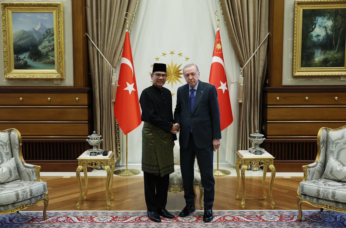 Communications's tweet photo. President Recep Tayyip Erdoğan received Ambassador Adlan Mohd Shaffieq of Malaysia at the Presidential Complex.

At the meeting, Ambassador Shaffieq presented his letter of credence to President Erdoğan. https://t.co/7OEqdbHVTp