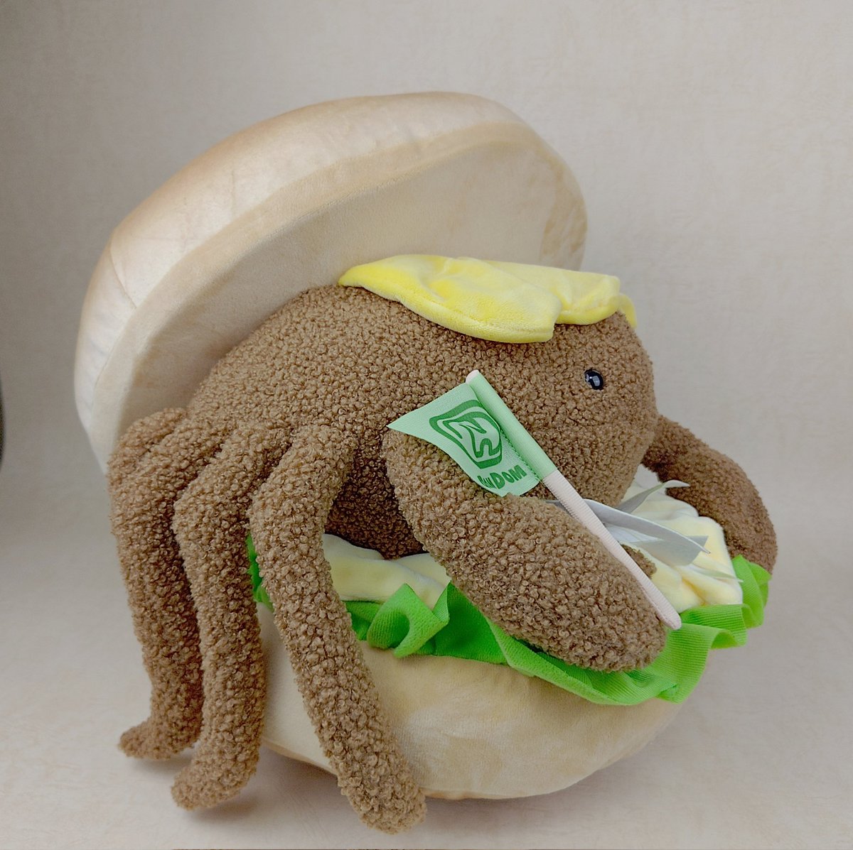 komeBOOK's tweet photo. 最近買って良かったモノ
ドムドムのカニバーガーぬいぐるみ（カレーソース）
つぶらな瞳、いい感じにキモい足、部位によって違う触り心地がとても良い https://t.co/W4GSHBEFMy