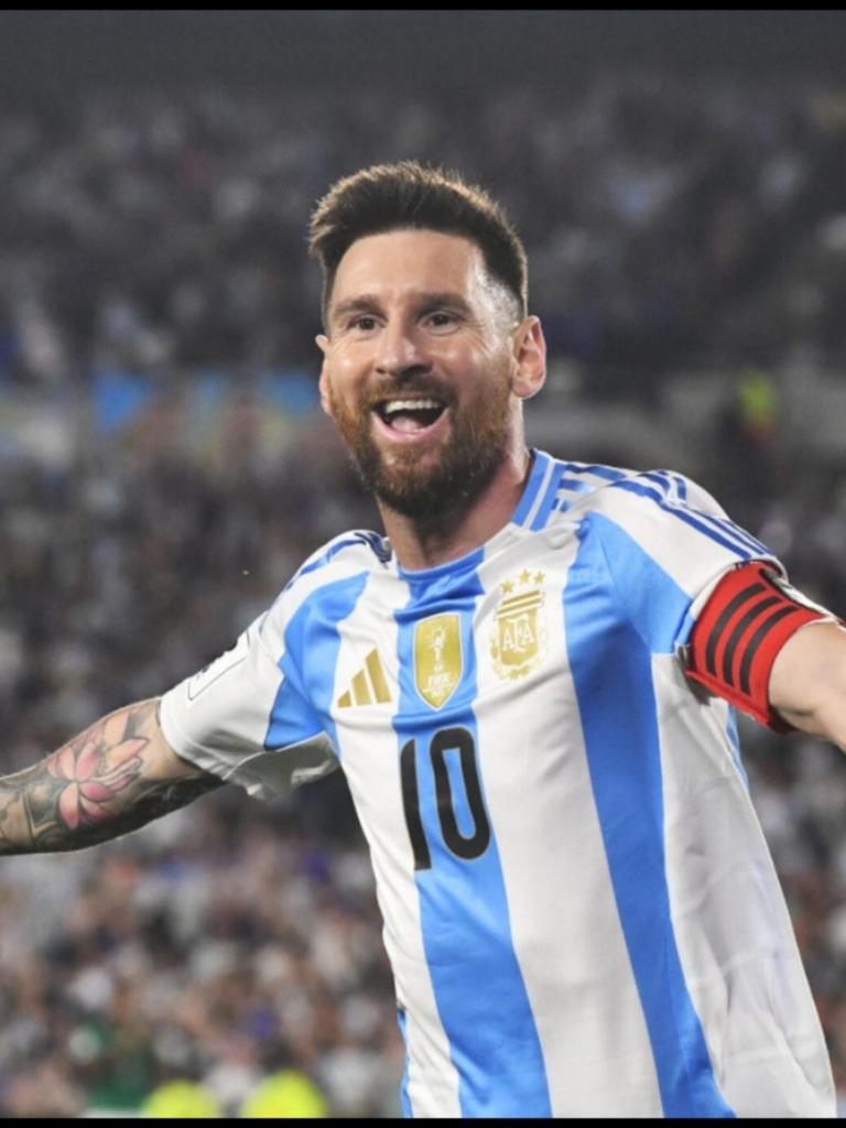 MB_Mystyle's tweet photo. @derradjihafid هاترييييييييييك ميسي! 🐐🇦🇷
في عمر 39 عامًا تقريبًا، الأسطورة لا يزال يكتب التاريخ!
ليونيل ميسي يدك شباك الجزائر بثلاثية كاملة ويقود الأرجنتين لانتصار كبير. ⚽⚽⚽
البعض كان ينتظر سقوط الملك... لكنه ردّ بهاتريك! 👑🔥 https://t.co/0qm09woN6Z