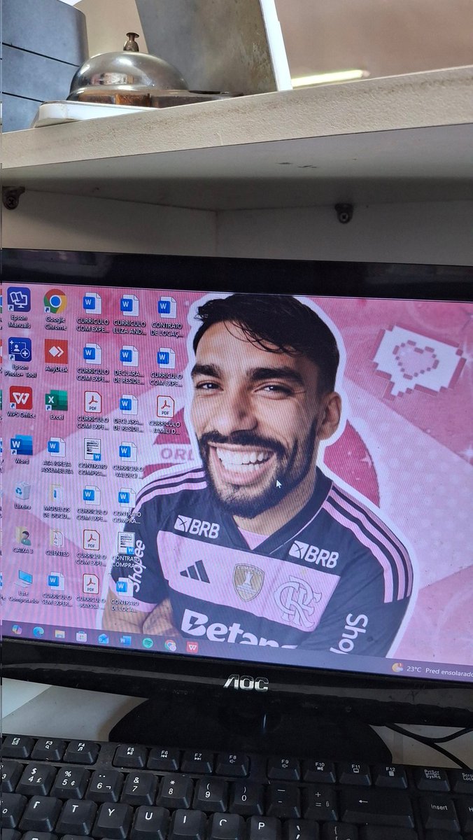 fladoentinha's tweet photo. o wallpaper do meu trampo é esse aqui https://t.co/e87lxNHNTB