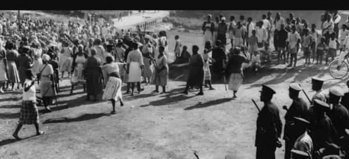 Jan34733995's tweet photo. 17.06.1929 r. - rozpoczynają się protesty kobiet Igbo w Nigerii, zorganizowane przeciwko surowej polityce władz kolonialnych.

Zapoczątkowały one kampanię na rzecz niepodległości Nigerii od brytyjskiego rządu.

A zaczęło się od tego, że kobiety z miasta Onitsha odmówiły płacenia nowego podatku nałożonego przez brytyjski rząd kolonialny.

Brytyjczycy się wściekli!
Jak te kobiety w ogóle śmiały wystąpić przeciw władzy brytyjskiej?

Wysłali wojsko.
Ale kobiety były uparte.

Żołnierze, nie widząc innego wyjścia, otworzyli ogień do tłumu, zabijając dziesiątki kobiet i dzieci.

Masakra oburzyła ludzi Igbo i pobudziła ich do działania przeciwko brytyjskim rządom.

Walki trwały kilka dni.
Zginęło też kilku żołnierzy brytyjskich.

Zamieszki nie tylko miały wpływ na równość płci i autonomię kobiet, ale także wywarły trwały wpływ na społeczeństwo nigeryjskie.

Odwaga kobiet Igbo w tym okresie dały przykład, który zainspirował pokolenia ludzi do walki o swoje prawa.

Znaliście ten fakt?
To już znacie.
