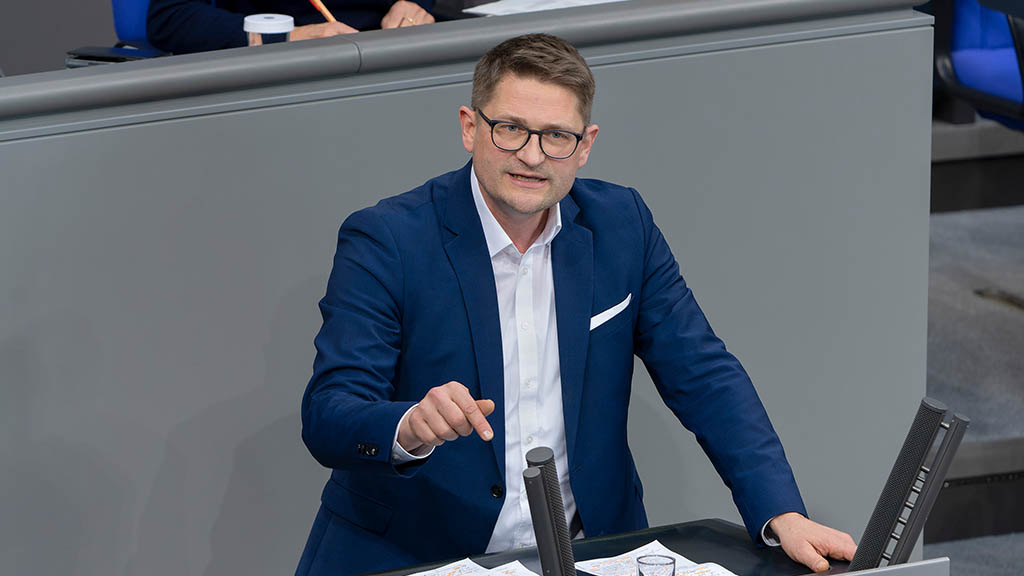 AfDimBundestag's tweet photo. CDU kopiert Forderungen der AfD-Fraktion!

Die Innenministerkonferenz in #Hamburg berät über schärfere Maßnahmen gegen #Sozialleistungsbetrug. Einer Beschlussvorlage zufolge sollen unter anderem der #Bürgergeld-Zugang für EU-Bürger erschwert, Kindergeldzahlungen für im #Ausland lebende Kinder begrenzt und der Datenaustausch zur Bekämpfung bandenmäßigen Leistungsmissbrauchs verbessert werden.

Dazu erklärt der arbeits- und sozialpolitische Sprecher der AfD-Bundestagsfraktion, @Rene_Springer:

„Diese Beschlussvorlage ist ein durchsichtiges Manöver. Ausgerechnet jetzt übernimmt die CDU Forderungen der AfD-Fraktion, die sie jahrelang bekämpft oder blockiert hat: Die Begrenzung des Bürgergeld-Zugangs für EU-Ausländer, den Schutz des Sozialstaates vor Missbrauch und die Beschränkung von Kindergeldzahlungen ins Ausland.

Das Problem ist nur: Mit der SPD als Koalitionspartner sind diese Forderungen absehbar nicht umzusetzen. Und die Union wird – wie so oft – einknicken, aus Angst vor Koalitionskrach und dem Verlust gut bezahlter Posten. Das ist nicht glaubwürdig, sondern CDU-Bürgertäuschung mit Ansage.

Die AfD-Fraktion hat längst geliefert: mit dem Gesetzentwurf zur Kindergeld-Indexierung bei Zahlungen ins Ausland (BT-Drs. 21/6003) sowie mit ihren Anträgen zur Begrenzung des Bürgergeldbezugs für EU-Bürger (BT-Drsn. 20/10063 und 21/3605). Wer Sozialleistungsmissbrauch wirklich bekämpfen will, darf nicht prüfen, vertagen und relativieren, sondern muss handeln: Kindergeldexporte begrenzen, Bürgergeld-Zuwanderung stoppen und organisierte Betrugsstrukturen konsequent verfolgen. Der Sozialstaat muss denen dienen, die ihn finanzieren – nicht denen, die in ihn einwandern.“