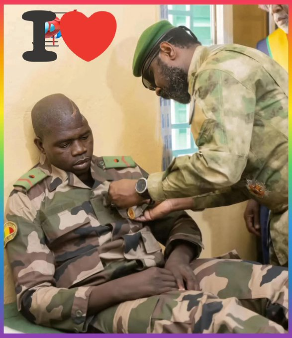 CurrentTre's tweet photo. « Un vrai #Malien ne se soumet pas, il obéit. »  Toujours au chevet des blessés de guerre, le général Assimi Goïta manifeste sa profonde compassion à travers ce geste fort. Par la même occasion, il réaffirme sa détermination inébranlable à poursuivre la lutte contre les groupes https://t.co/HPrGziPTCJ