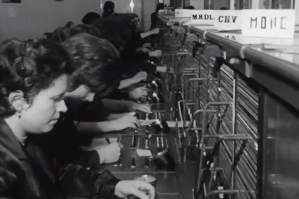 HistClasseTrab's tweet photo. Neste dia, a 17 de junho de 1975, iniciou-se uma greve de trabalhadores dos CTT (Correios de Portugal), exigindo aumentos salariais, o estabelecimento de um salário mínimo, um dia de folga semanal, remuneração das horas extra, subsídio de férias e questões ligadas às promoções.

A greve teve a adesão de 28 mil trabalhadores e recebeu o apoio de quase todos os partidos de esquerda radical, apesar de ter recebido a oposição da CGTP e do Partido Comunista Português que os acusou de reacionarismo. O Ministro dos Transportes e Comunicações do IV Governo Provisório, que era do PCP, recusou-se por diversas vezes a receber representantes dos trabalhadores dos correios. Álvaro Cunhal, líder do PCP, afirmou que "O objetivo dessa gente não era o melhoramento das condições de vida. O objetivo era paralisar um serviço fundamental à vida do país, perturbar a vida económica e social, voltar os trabalhadores contra o governo." 
Os trabalhadores dos CTT haviam tido um papel importante ao cortar as comunicações às forças reacionárias nas ofensivas contra revolucionárias do 28 de Setembro de 1974 e no 11 de Março de 1975 e denunciaram as calúnias que os delegados da Comissão pro-sindicato sofreram, que eram acusados de reacionários e provocadores depois de longos anos de luta antifascista.