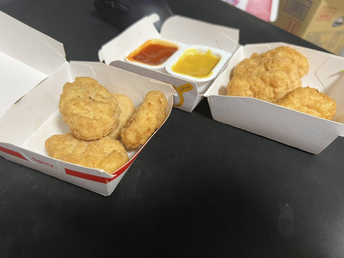 aryoryo13's tweet photo. マクドのナゲット食べ比べ買って食べてるねんけどこれ両方普通のナゲットじゃね？？ https://t.co/fSnNV2EnIY