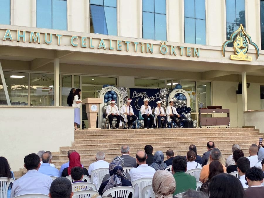 HudaPar_Antalya's tweet photo. İl Başkanımız M. Şerif Durmaz, Mahmut Celalettin Ökten Anadolu İmam Hatip Lisesi tarafından 8. sınıf öğrencileri için düzenlenen Liseye Geçiş Töreni'ne katıldı

Geleceğimizin teminatı gençlerimizin bu anlamlı gününde sevinçlerine ortak oldu

Başarılarla dolu bir gelecek diliyoruz https://t.co/MrCVKtxS0Y