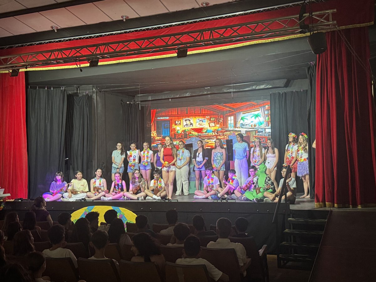 Ies_GPrieto's tweet photo. 🎭🇬🇧 El alumnado de 2º ESO representó “Ohana means family”, una adaptación en inglés de Lilo &amp; Stitch dentro del proyecto MEC-British Council.

Aprendizaje, creatividad y trabajo en equipo sobre el escenario. 👏

#somosdelprieto #British #teatro #inglés https://t.co/2LLqE20nte