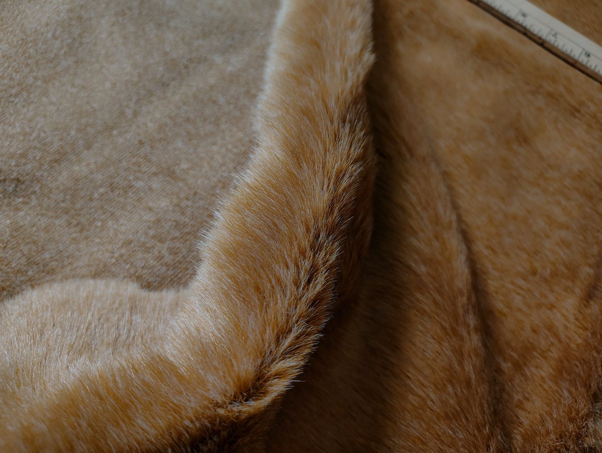 WickedForster's tweet photo. Selling this honey white speckled short knitted back faux fur
There's about 2 yards total 

Asking $70 included US shipping &amp; handling
Is a 5.11.13 lbs box full of this fur https://t.co/Uqg3vlnSAJ