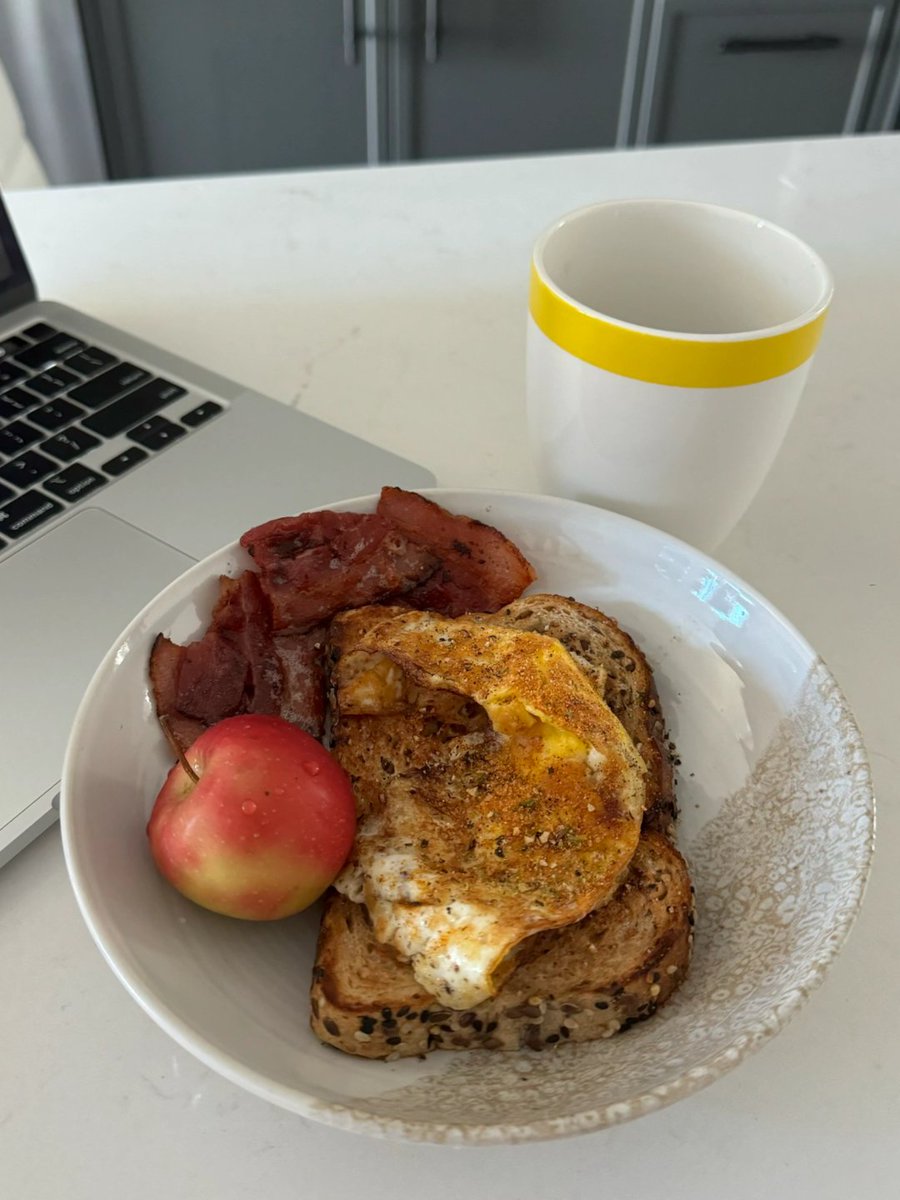 Hssfdfd's tweet photo. Breakfast was egg and bacon toast, sprinkled with black pepper and onion salt. https://t.co/cde7AZpYf1