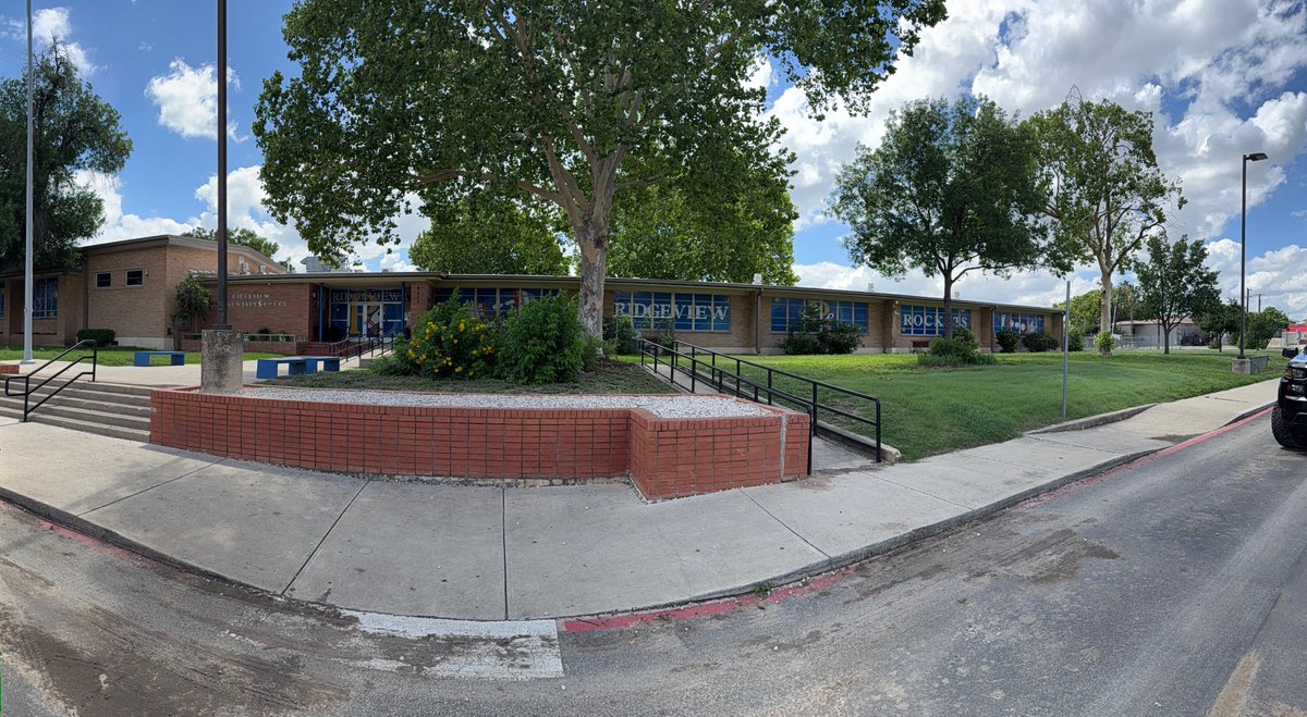 stss210's tweet photo. We have another great school that gave us the opportunity to match their colorful school spirit with some graphics. What a difference! Your school needs a colorful upgrade? Message us on here or call 210-332-9939 for more information. Ridgeview Elementary https://t.co/orOI6skViE