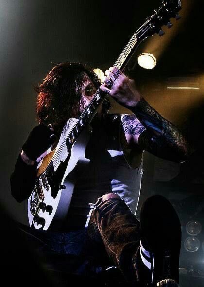 manzyxoxo's tweet photo. I start ovulating every time frank iero does his guitar gun thing https://t.co/zFOjCw8HaU