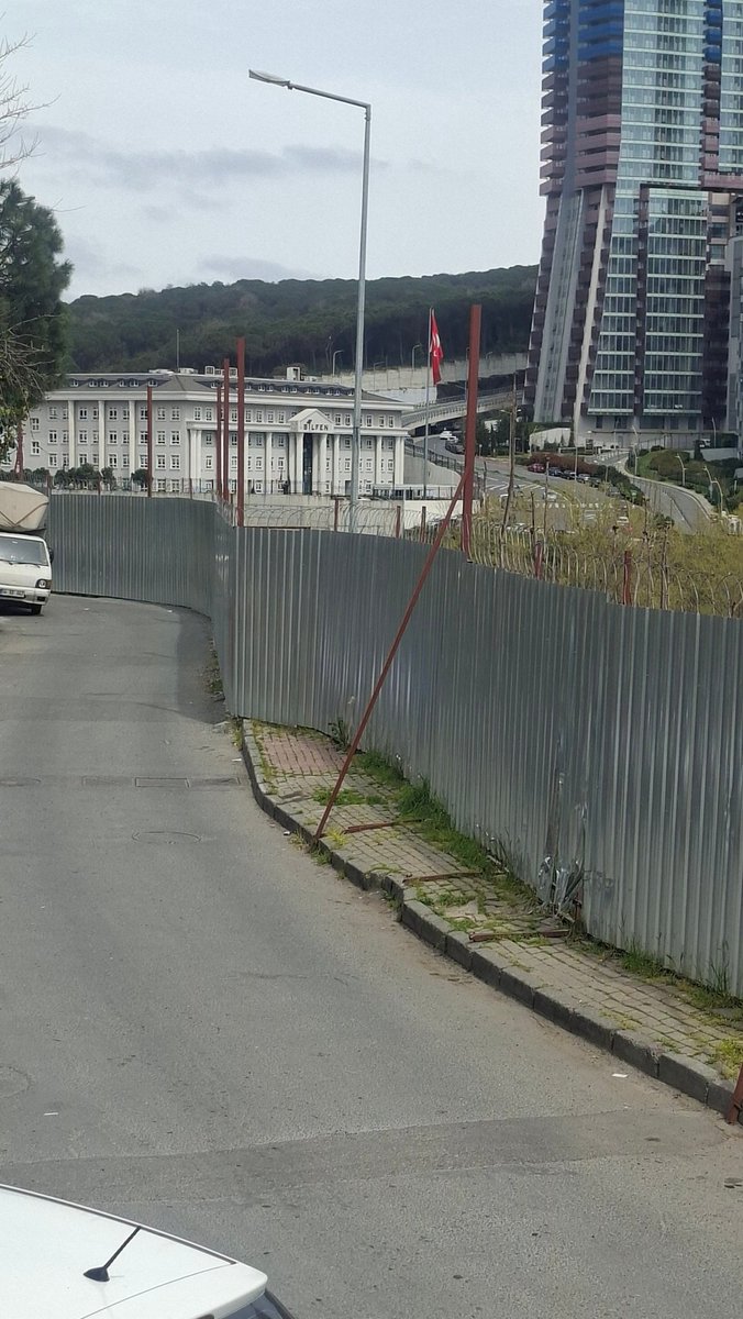 tekbarak's tweet photo. Sayın @aksuoktay yarım metrelik kaldırımımız vardı o da gitti. RAMS cadde boyunca kaldırıma kendi arsası gibi perde çekti. Firmanın toplam işgal ettiği kaldırım kaç metre kare? Yolda birisi ezilince mi müdahale edilecek yoksa orası artık RAMS'ın malı mı? @SariyerBelediye https://t.co/sUdARuQaGk