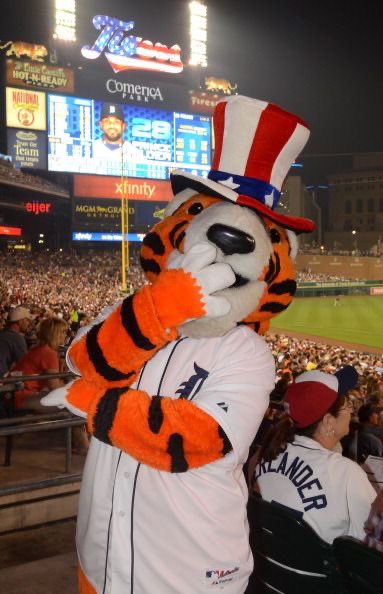 DlNGLER's tweet photo. all of these teams claiming their mascot is the best in the business but they're wrong bc it's not him https://t.co/CKr4szYcdl