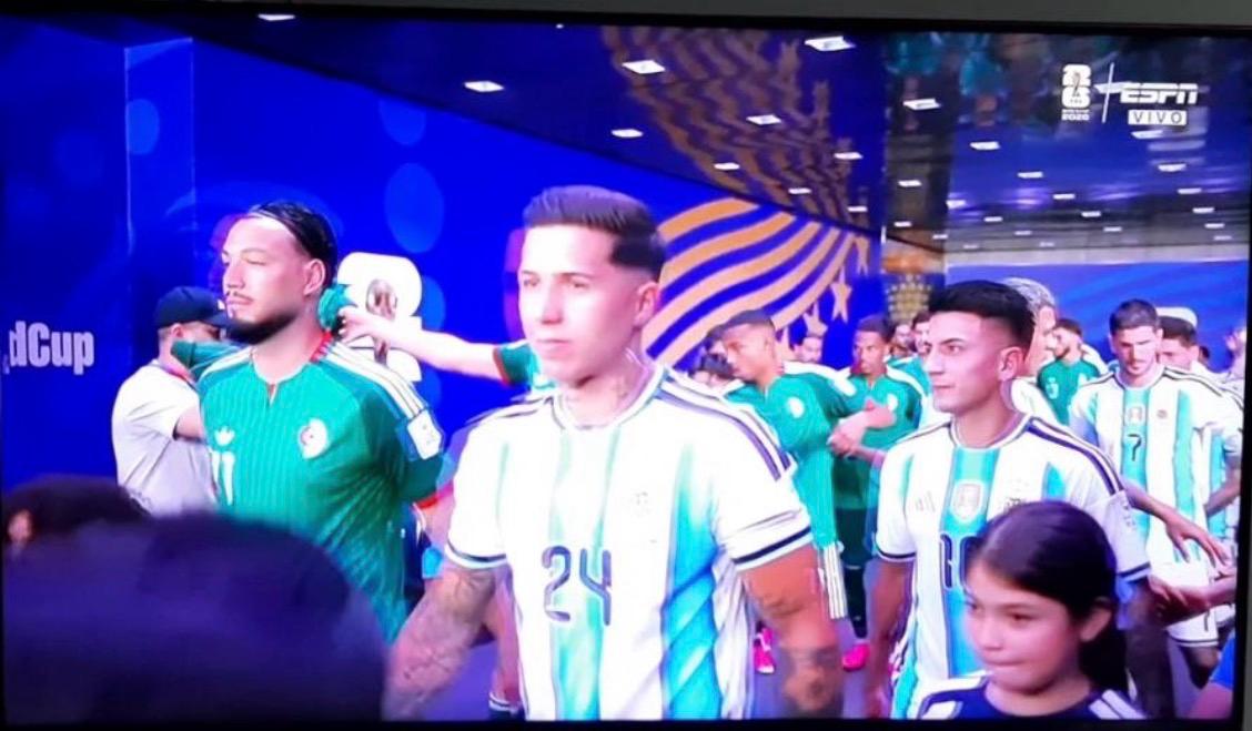 gramonet's tweet photo. Y se cumplió el sueño de Lucy nomás, la fueguina que salió a la cancha acompañando a la Selección en el partido del Mundial 2026 https://t.co/qXVxM5yPWS