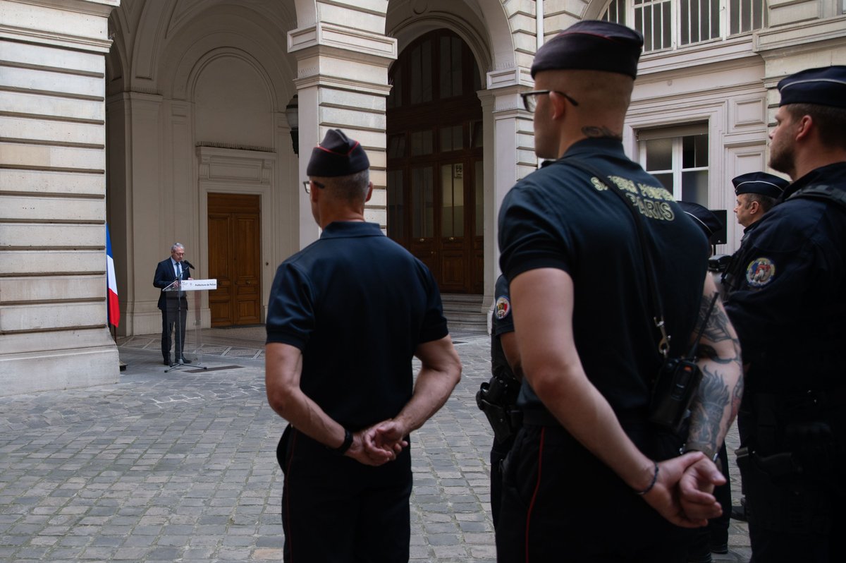 prefpolice's tweet photo. #Hommage | Ce matin, le @prefetpolice et les agents de la @prefpolice ont observé une minute de silence en hommage à l'adjudant-chef Dorian Larigaudrie, de la Brigade de Châteauneuf-sur-Loire, décédé en mission le 7 juin dernier sur la commune de Bray-Saint-Aignan.  

La @prefpolice s’associe à la douleur de sa famille et de ses collègues de la @Gendarmerie.