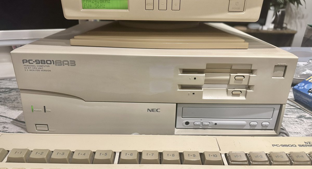 kuma_neko24's tweet photo. 工場に長年保管されていたPC-9801BA3を譲り受け整備していました。CDを交換し フロントパネルを外してワイドハイターで刷毛塗りと日光浴を繰り返し かなり白さが戻りました。写真は整備前と現在です。BA3は純粋なPC-9801最後期を飾る1台。ようやく整備も一区切りです。 #PC98 #PC98愛好会 https://t.co/uRsEB7DreW