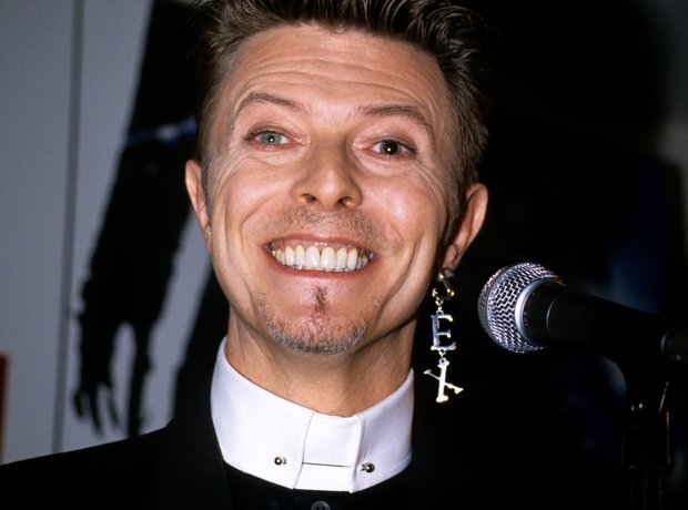 BowieArt's tweet photo. #BowieForever #HappyHumpDay Well from what I'm seeing online it's not just the US going to hell but other countries as well #MadWorld Kooks&Friends Sending love Be Safe ⚡️✨️ @Davidbowiereal @2006Giuliana @AnneMarieMoon12 @Tzipor336 @Brooshski @LadySta48470651 @LazyStardust5 https://t.co/gbKFDb02aY