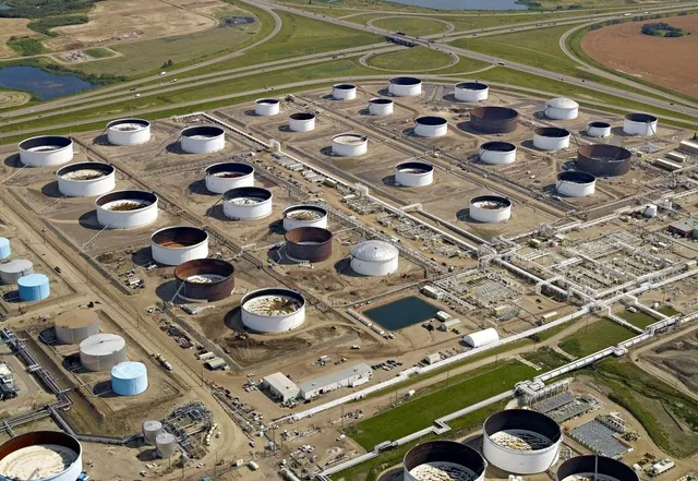 anasalhajji's tweet photo. EIA: 
Commercial crude inventories fell sharply by 8.3 million barrels to 418.2 mb.

Gasoline inventories declined modestly by just 0.9 million barrels.

Distillate inventories increased by approximately 1 million barrels. https://t.co/o6HpPXif55
