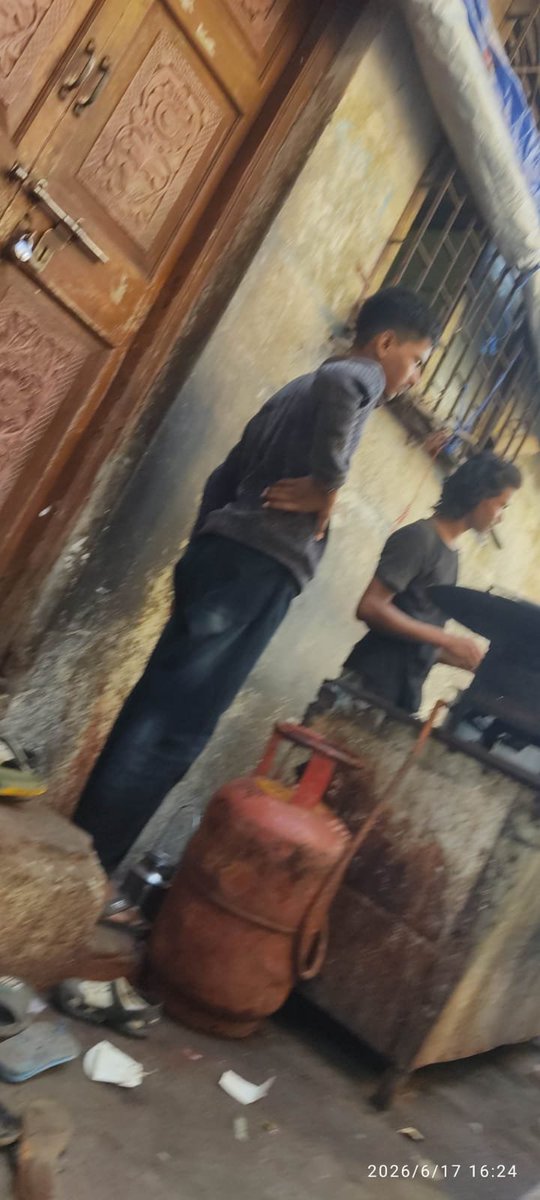 VidhyanSpeaks's tweet photo. 🚨A kebab seller is reportedly using an LPG gas cylinder in a public area near Urdu BMC School, Gandhi Nagar, close to Gousiya Masjid, Jari Mari, K.A. Road, Mumbai–400072. This poses a serious fire and safety risk to pedestrians, students, and nearby residents Take Strict Action https://t.co/Dy1d2Jlsmk