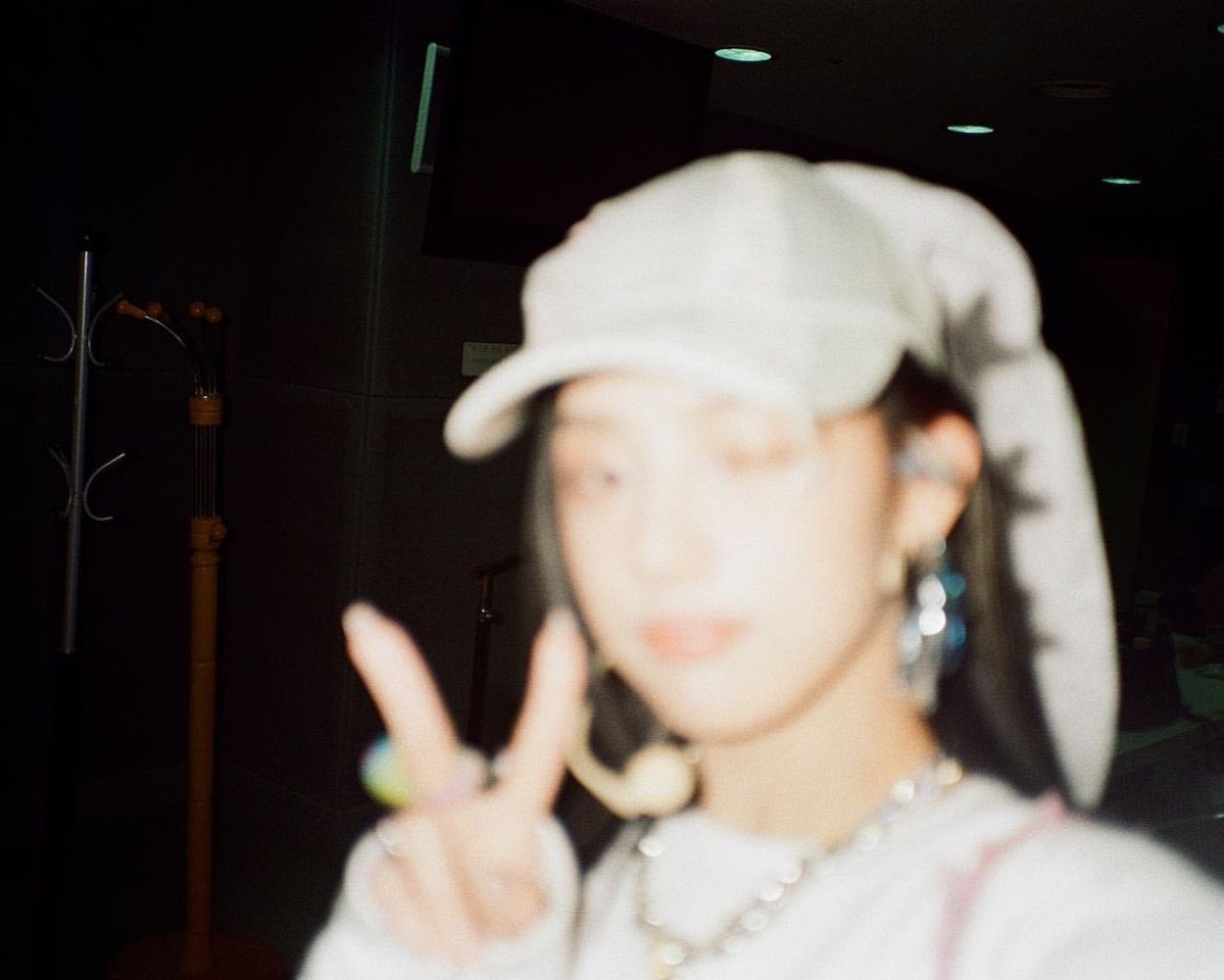 Mlinji's tweet photo. just a little piece of 2025 to brighten up your day 🩹vintage vibes and honestly my mind is just filled with memories of you guys right now. i’m always thinking of you, hope you guys are doing well and staying happy wherever you are. 📁𓏲✦ https://t.co/R0vDo9PDGA