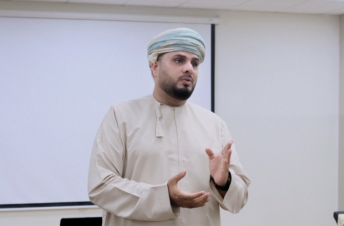 mohsin550's tweet photo. سعدت ليلة أمس بلقاء طلبة جامعة السلطان قابوس والحديث معهم عن أهمية التخطيط في الحياة العملية، وضرورة اغتنام الفرص لصناعة مستقبل أفضل. كما شاركتهم بعض التحديات والدروس التي اكتسبتها خلال مسيرة مهنية امتدت لأكثر من 20 عاماً. كل الشكر لهم على هذه الفرصة الملهمة. https://t.co/k0R7ymJ0yP