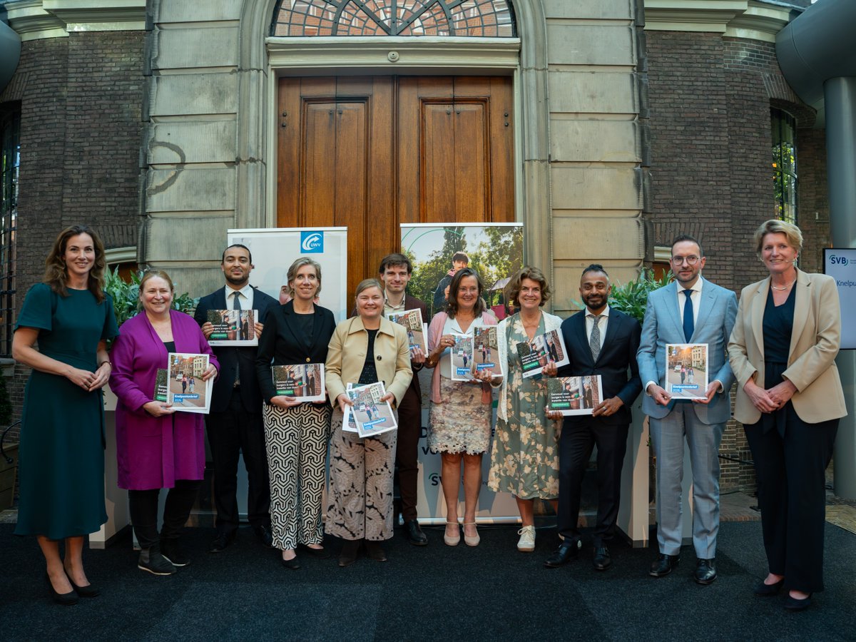 UWVnl's tweet photo. In de huidige wet- en regelgeving zitten knelpunten die UWV in de weg staan om mensen goed te kunnen helpen. We kaarten deze aan in de jaarlijkse knelpuntenbrief, tijdens de Avond van de Publieke Dienstverlening uitgereikt aan Eerste- en Tweede Kamerleden.
https://t.co/KPqWhJ8x6f https://t.co/eKv2PleIU6