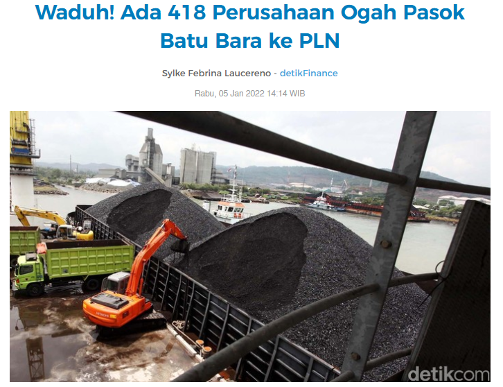 txtpersahaman's tweet photo. Babak 2: Simalakama DMO dan Mogok Jual Massal
Saat harga dunia melonjak, ada aturan Domestic Market Obligation (DMO). Pengusaha wajib pasok 30% produksinya ke dalam negeri. Masalahnya, harga DMO untuk PLTU PLN dicekek mati di US$70/ton. Bandingkan dengan Harga Batu Bara Acuan (HBA) Juni 2026 yang nangkring di US$121,83/ton! 
Selisihnya kelewat jauh. Pengusaha swasta raksasa pemilik IUP kaya Adaro, Bumi Resources (KPC), Sinarmas, hingga ITMG jelas lebih milih ekspor demi ngejar cuan daripada nombok jualan murah ke PLN.