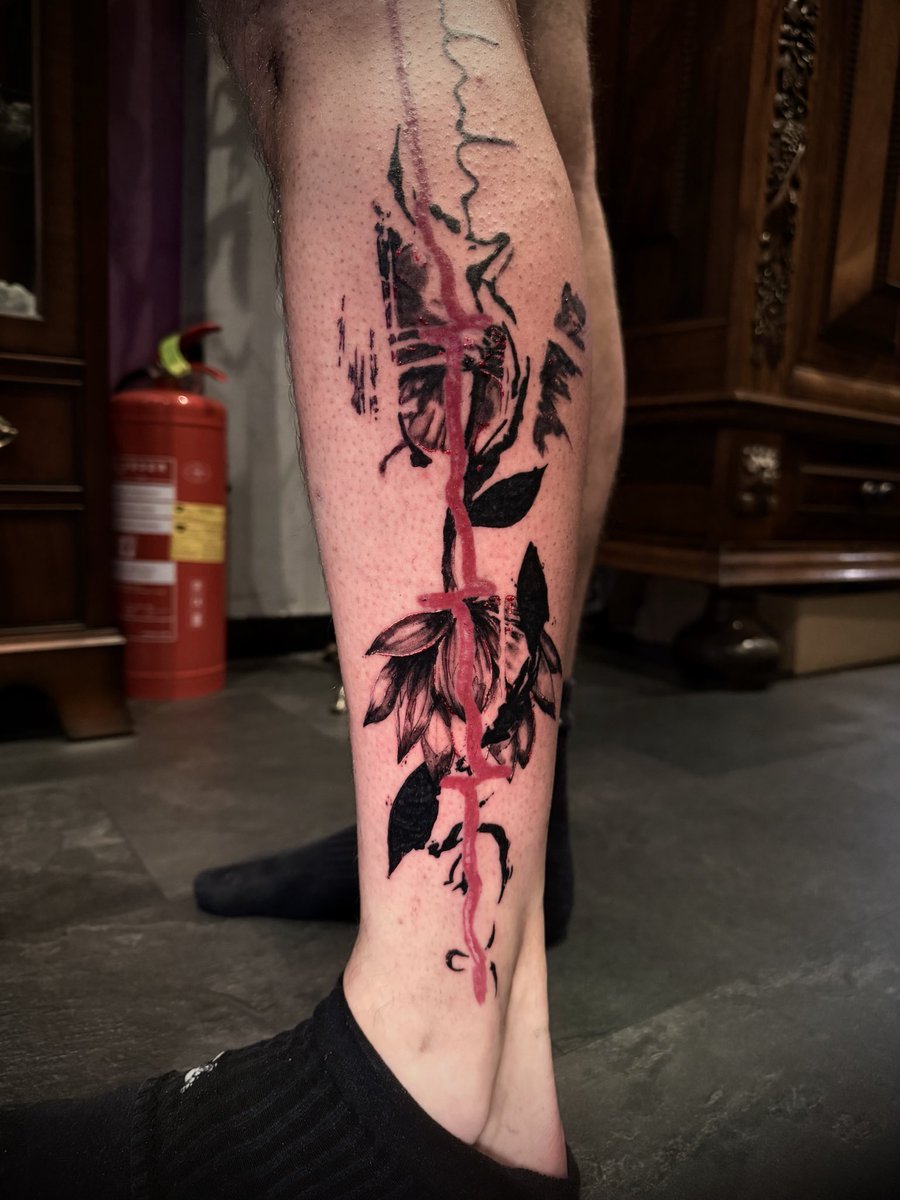 WitchinghourT's tweet photo. Trash Polka Tattoo By Bobby Grey #trashpolkatattoos #abstracttattoos #bobbygrey #tattooartistsamsterdam #tempestattoostudio #floraltattoo #customtattoo https://t.co/6Jkpuv21nJ